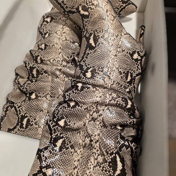 Snakeskin Pointed Toe Boots 7.5 - Picture 4 of 7